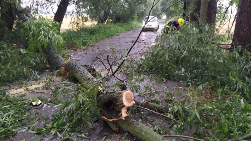 Na Hradecku zasahovaly jednotky hasičů u desítky událostí, kdy odstraňovaly následky silných bouřek