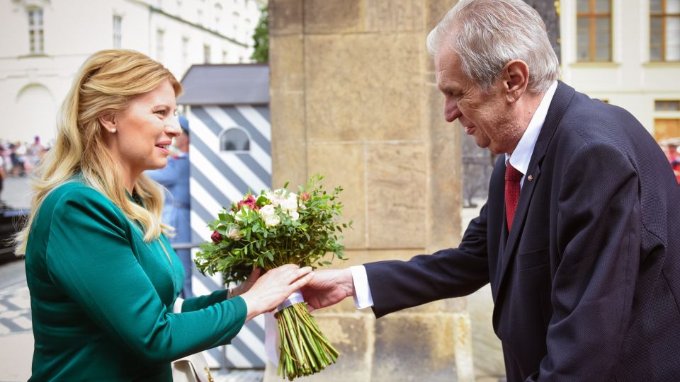 Prezident Miloš Zeman předává Zuzaně Čaputové kytici vázanou hradeckými floristkami