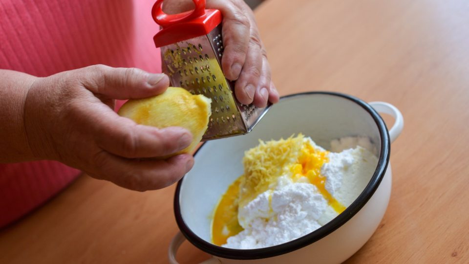 Tvarohová náplň: k tvarohu s vajíčky nastrouháme citronovou kůru 