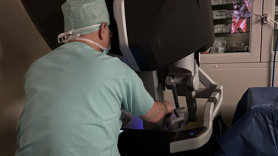 Hradecká fakultní nemocnice jako první v Česku provedla robotickou náhradu aortální chlopně