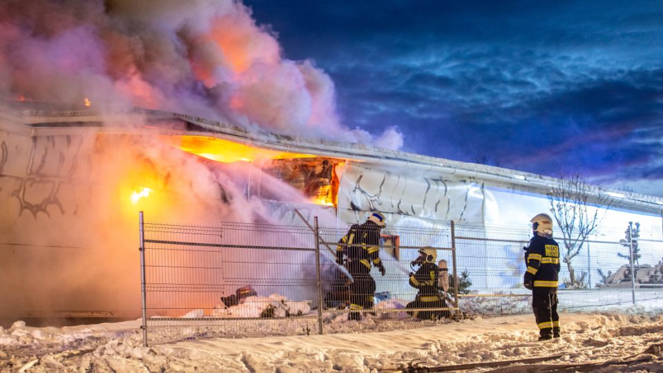 Jedenáct jednotek hasičů likvidovalo požár haly v Sendražicích