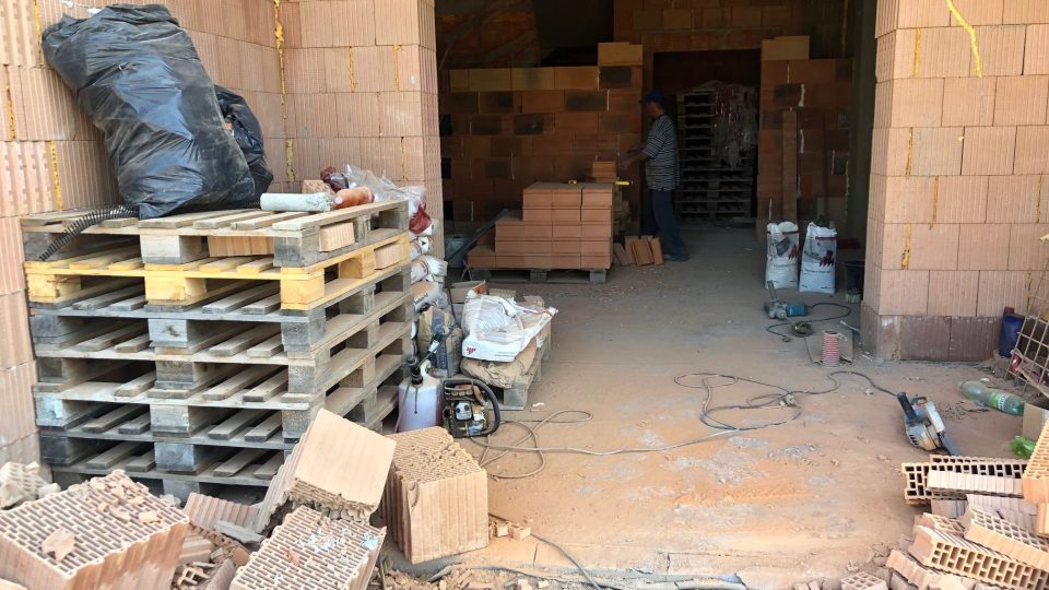 Hrubá stavba depozitáře jičínského muzea v Robousích je téměř hotova