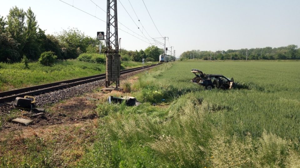 Po střetu osobního vozidla s vlakem v Hradci Králové - Březhradě vyprostili hasiči jednoho člověka