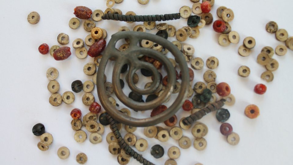 Unikátní šperk z doby bronzové nalezený roku 2012 na Dobřenicku
