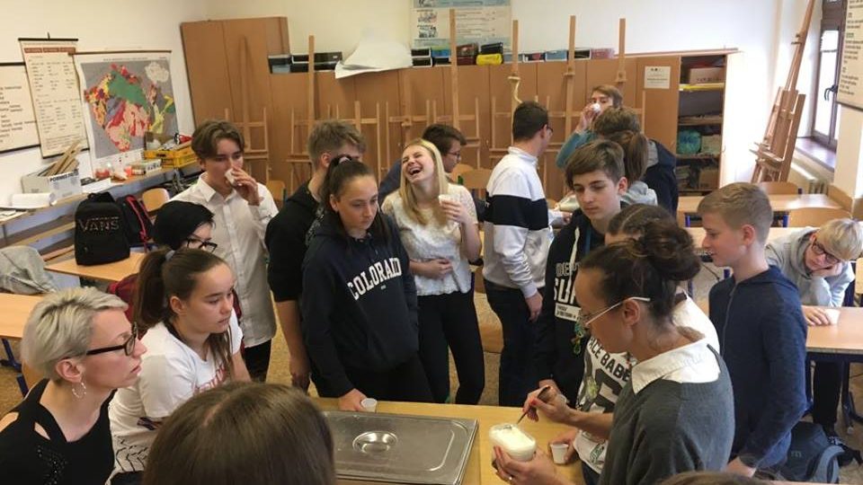 Na jedno dopoledne se devátá třída Masarykovy základní školy v hradeckých Plotištích proměnila v sýrárnu