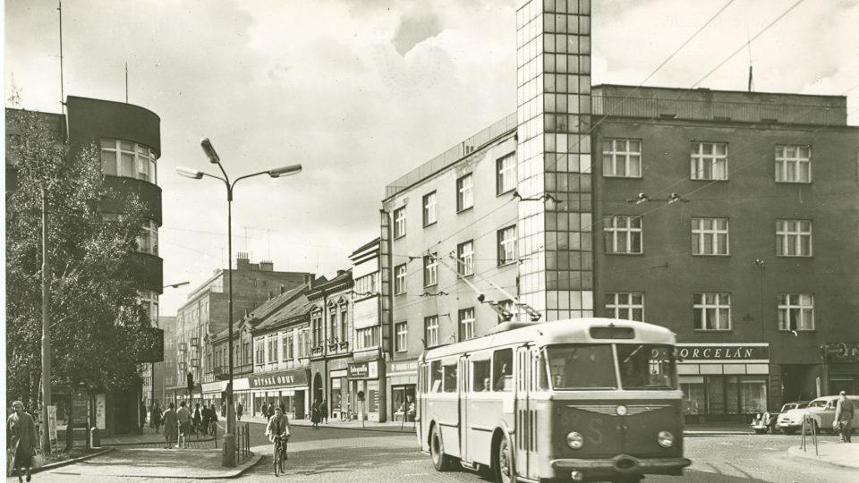 Historická fotografie vozů městské hromadné dopravy v Hradci Králové