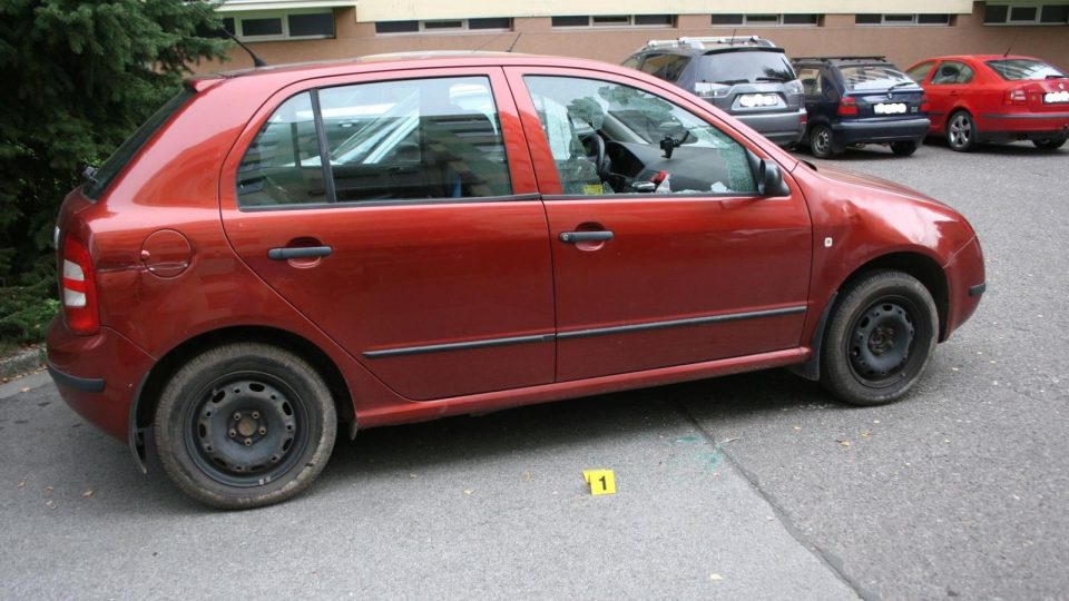 Zloděj na Trutnovsku a Náchodsku vykrádal auta před mateřskými školami