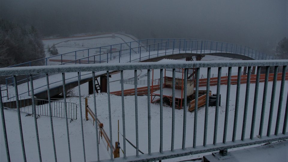 Lednový pohled z depa na legendární trať ve Štikovské rokli na Novopacku