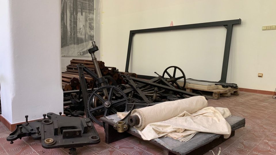 Dělníci montují dohromady jednotlivé stroje v expozici textilního tisku ve Dvoře Králové nad Labem