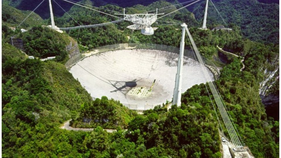 Z velikého radioteleskopu observatoře Arecibo na ostrově Portorico vyslali v roce 1974 američtí astronomové Carl Sagan a Frank Drake zprávu o pozemšťanech směrem ke kulové hvězdokupě M13, vzdálené 25 000 světelných let od Země