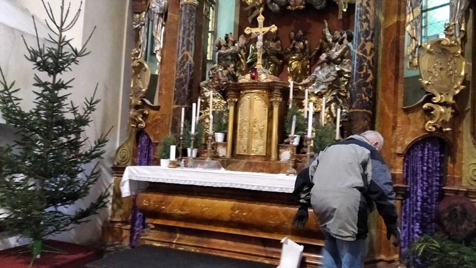 Betlém s více než půlmetrovými figurami zdobí interiér kostela v Malé České Skalici