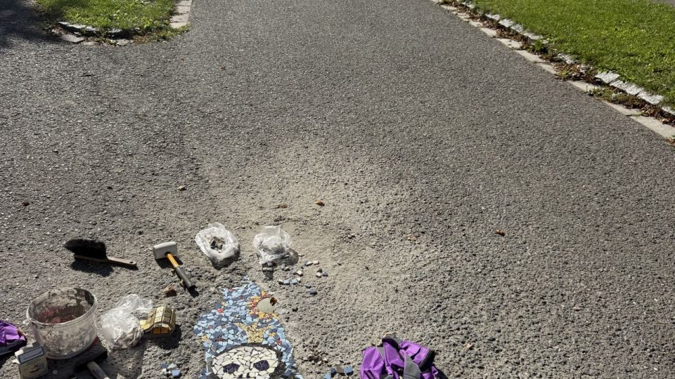 Tvorba mozaiky Matěje Krajíčka na Tylově nábřeží v Hradci Králové | foto: archiv Matěje Krajíčka Tvorba mozaiky Matěje Krajíčka na Tylově nábřeží v Hradci Králové