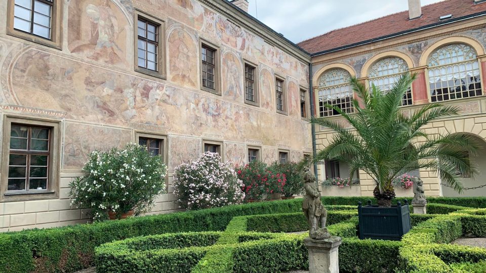 Majitelé zámku v Častolovicích chtějí nechat opravit vzácné fresky na budovách kolem nádvoří