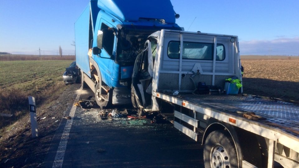 Dopravní nehoda, kdy se střetl nákladní automobil s dodávkou a do nákladního vozu narazil osobní automobil