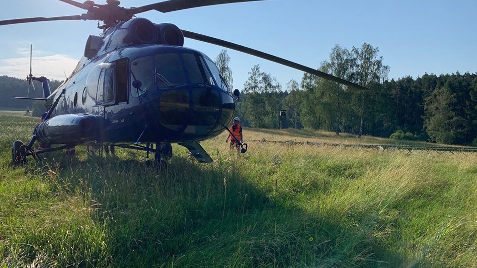 Vrtulník pomáhal v Záboří u Dvora Králové usazovat dvoutunové stožáry vysokého napětí