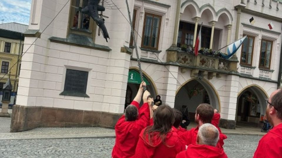 Šestimetrový ocelový drak opustil věž Staré radnice v Trutnově a vydal se na dalekou pouť do Brna