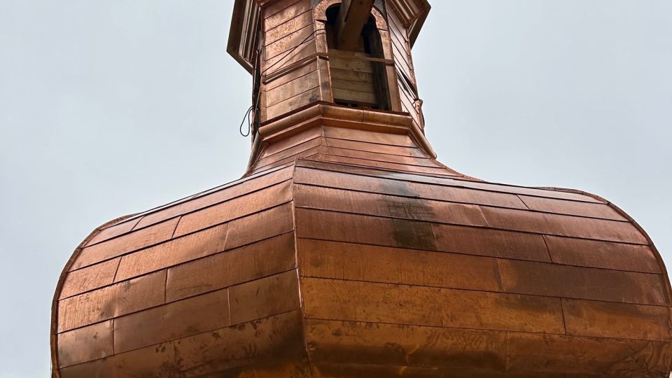 Pilníkov si nadělil netradiční vánoční dárek. Na věž zdejšího kostela se vrací opravená kopule