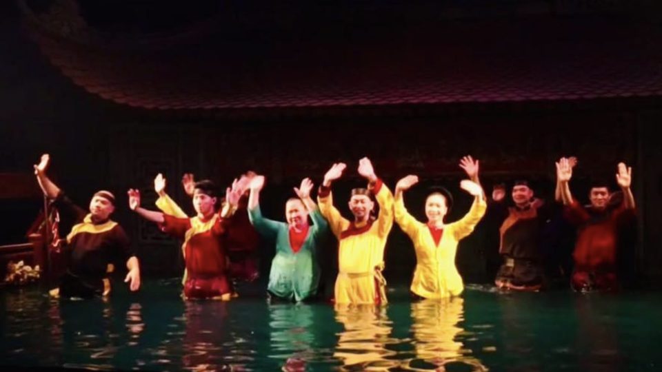 Děkovačka ve vietnamském vodním divadle