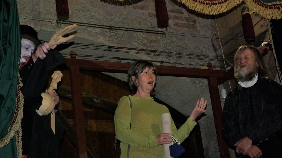 Lenka Jaklová, publicistka a vizionářka na pódiu při otevření Galerie loutek v Kuksu