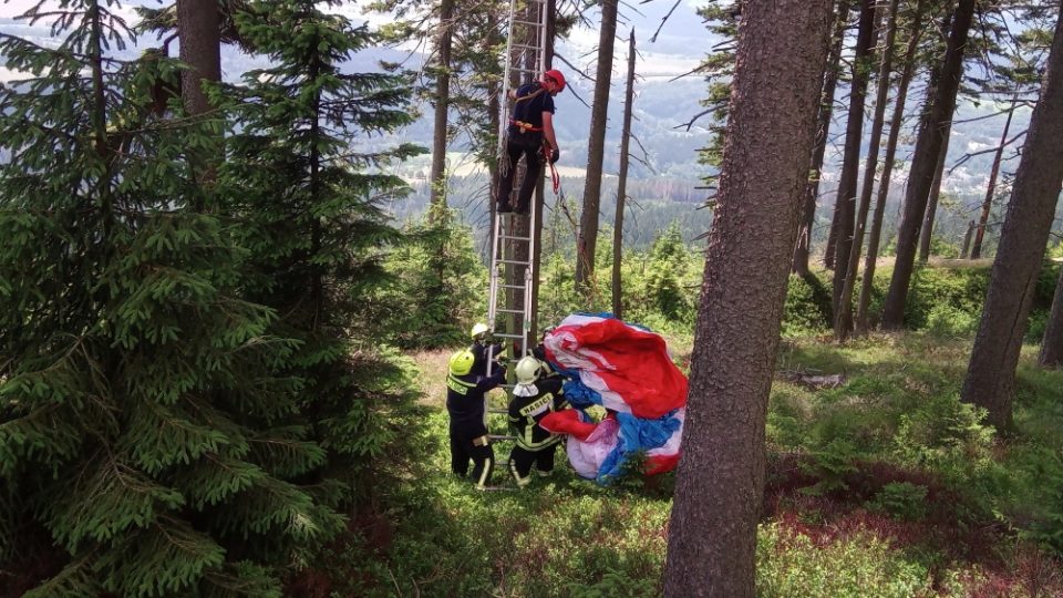 Záchrana paraglidisty na Černé hoře v Krkonoších