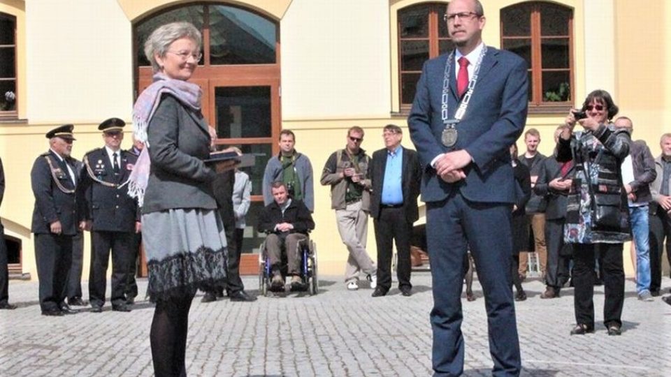 Jana Sieberová převzala medaili za zásluhy od hejtmana Královéhradeckého kraje Jiřího Štěpána