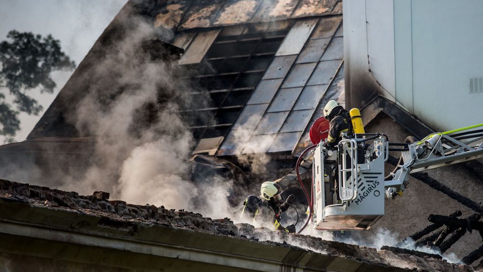 Zásah při požáru zámku v Horním Maršově komplikovalo hasičům horko