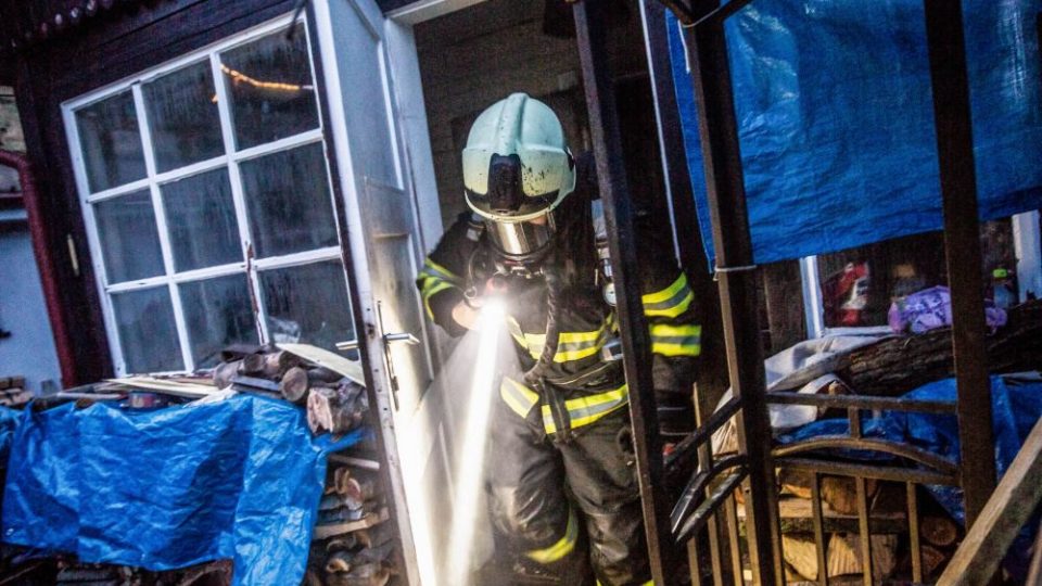 Dvě jednotky hasičů likvidovaly požár v chatové osadě v Náchodě
