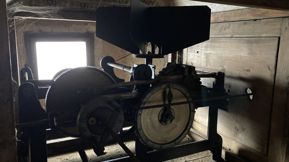 Hodinový stroj ve věži zámeckého kostela v Opočně