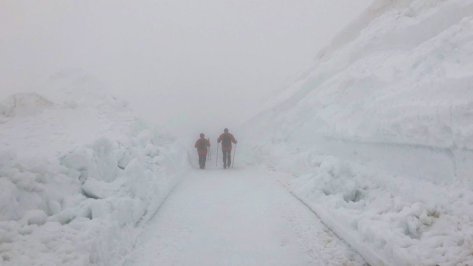 Desetimetrové sněhové bariéry prorážela v Krkonoších fréza