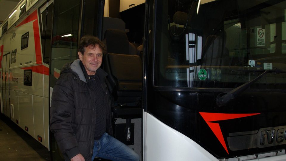 Obytný Fejfar bus usnadňuje evropskému jezdci a jeho týmu náročné cesty na mezinárodní závody