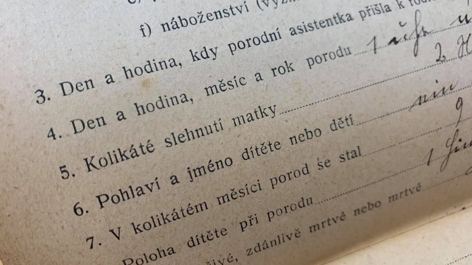 Muzeum v Úpici získalo 80 deníků "porodní báby" Pavlíny Lokvencové