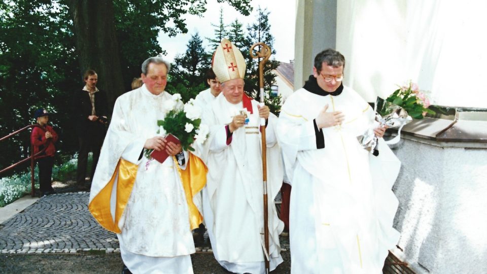 1994 oslava výročí 50 let kněžství ve studeneckém kostele spolu s biskupem Otčenáškem a P. Františkem Holečkem OM