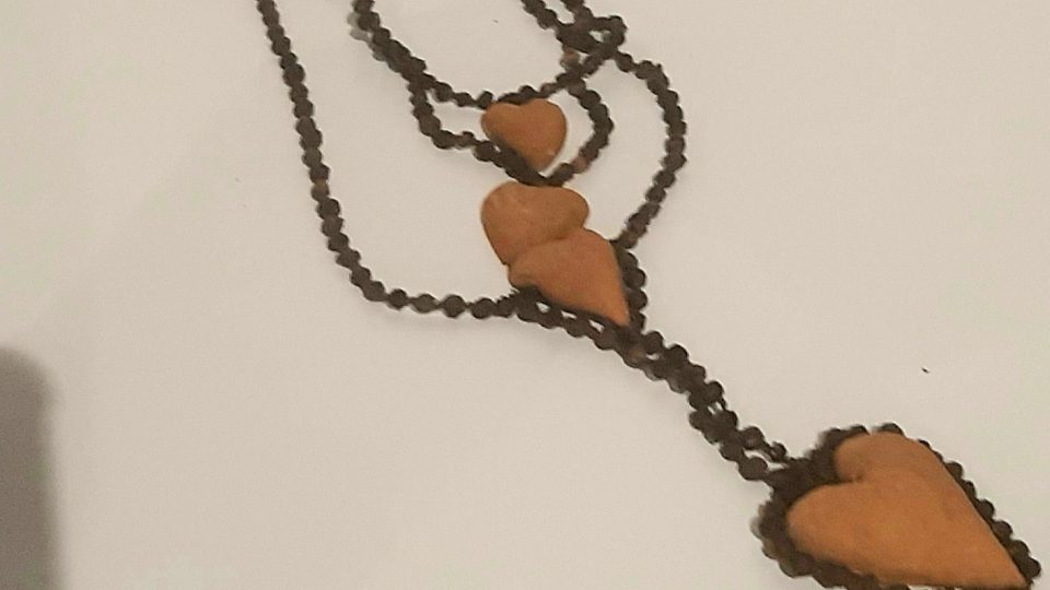 Propojením lidových řemesel a současného designu vznikl i tento šperk ve tvaru srdce | foto: Markéta Ševčíková, Český rozhlas Propojením lidových řemesel a současného designu vznikl i tento šperk ve tvaru srdce