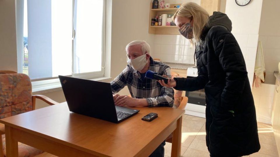 V Domově důchodců Tmavý Důl využívají senioři ke komunikaci videohovory
