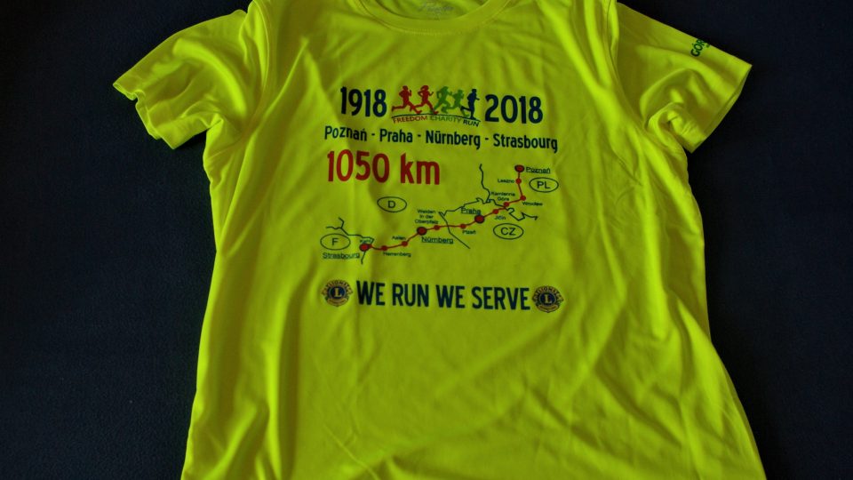 Účastnické tričko mírového charitativního běhu je zároveň suvenýrem