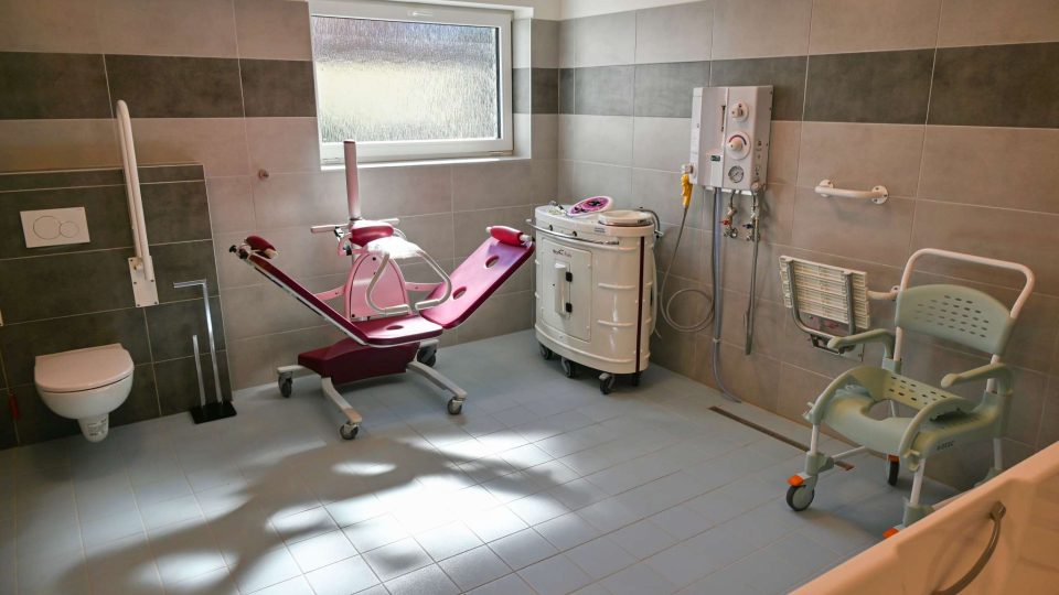 Královéhradecký kraj otevřel v Hradci Králové domov pro zdravotně postižené - koupelna