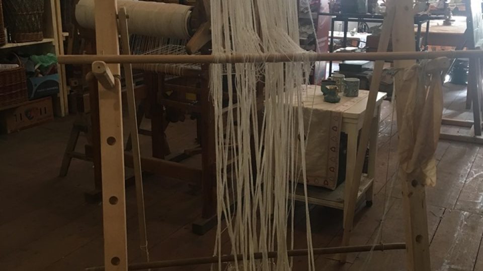 V Josefově u Jaroměře mají nový ateliér starých textilních řemesel. Vznikl pro zájemce o tradiční české techniky zpracování textilií