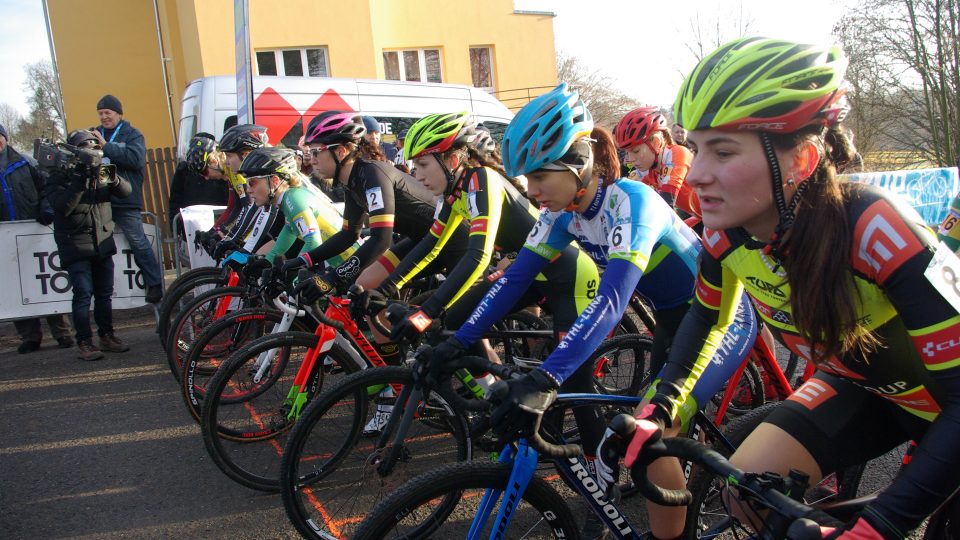 Start kategorie žen Mistrovství ČR v cyklokrosu v Jičíně