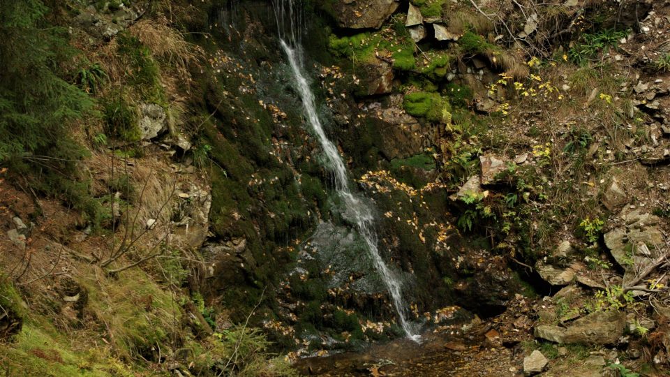 Mohutnost Závojového vodopádu v Dobytčí rokli ovlivnilo extrémně suché počasí 