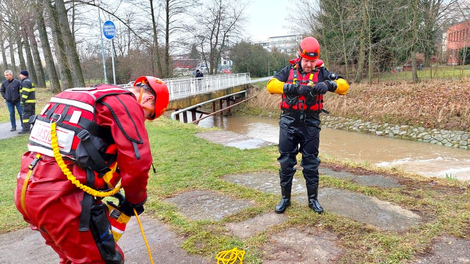 Vyšší stav vody v Cidlině využili profesionální hasiči z Jičína k nácviku záchrany tonoucího