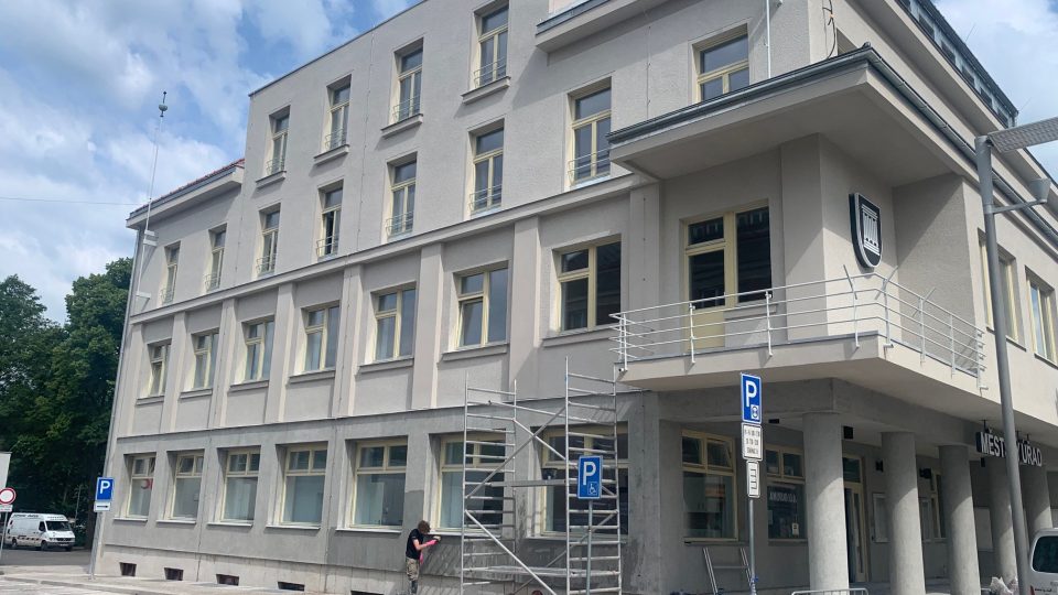 Radnice v Hronově je nově bezbariérová, po rozsáhlé přestavbě přibyly kanceláře.