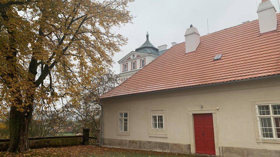 V literárním domku v zahradě broumovského kláštera vznikají knižní díla i v této nelehké době