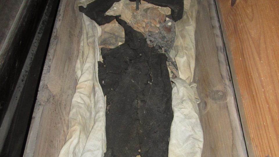 Krypta kostela svatého Mikuláše v Jaroměři ukrývá desítky mumií místních vážených občanů z 18. století