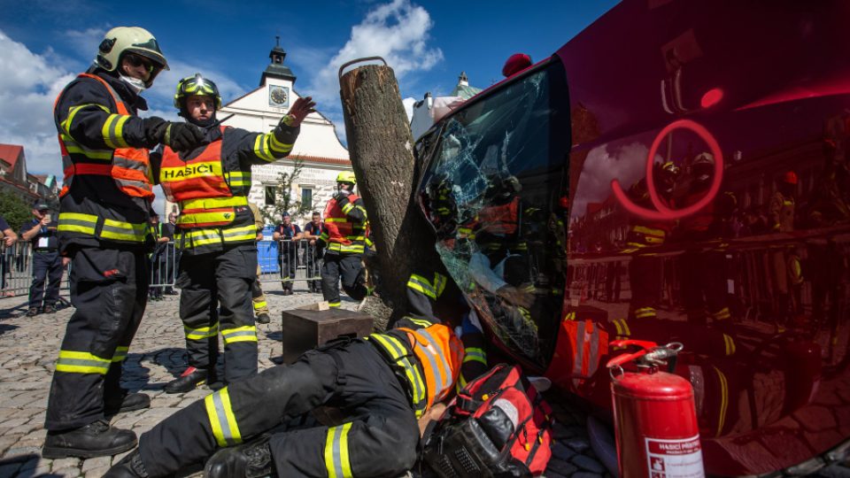 Regionální soutěž hasičů ve vyprošťování u dopravních nehod se odehrála na T. G. Masaryka ve Dvoře Králové nad Labem