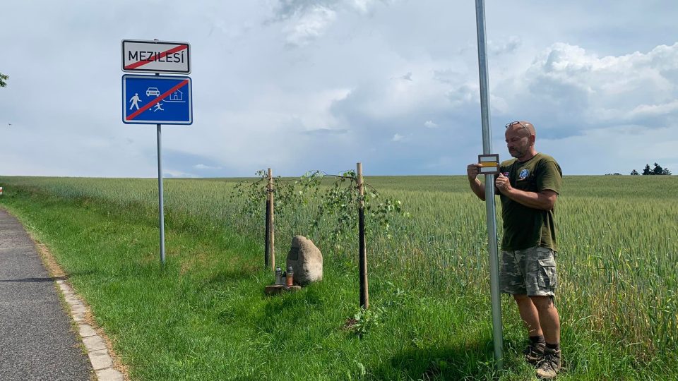 Členové Českého klubu turistů na Náchodsku obnovují značky v terénu a připravují i nové trasy