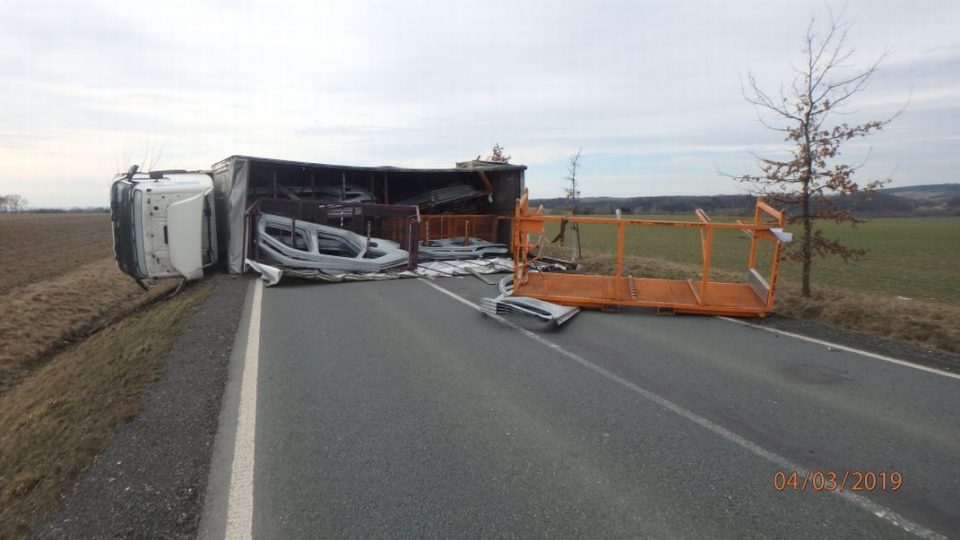 Převrácený kamion zkomplikoval dopravu mezi Častolovicemi a Solnicí
