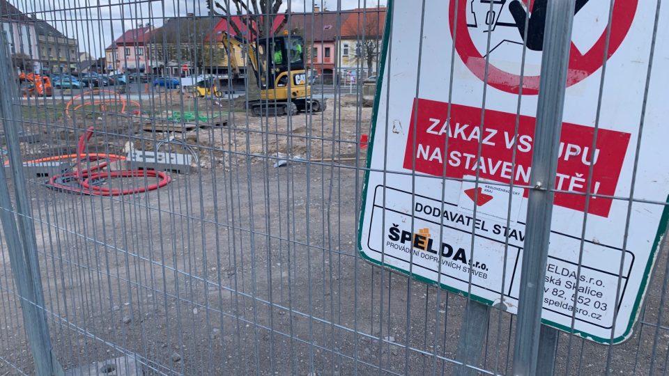 Oprava náměstí v České Skalici pokračuje i přes drobné problémy podle harmonogramu