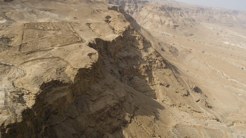 Masada je starověká pevnost na vrcholu izolovaného skalního útesu na východním okraji Judské pouště