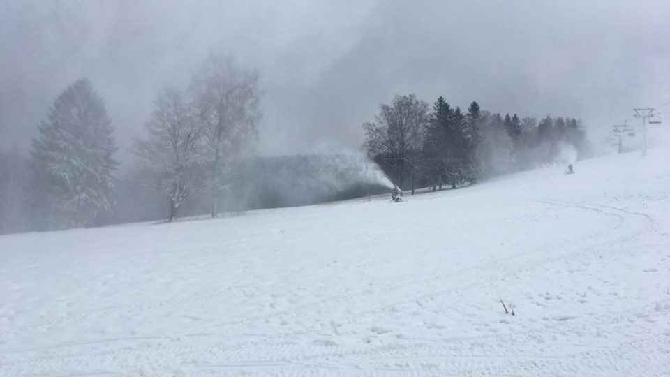 Některé skiareály v Orlických horách už spustily sněžná děla