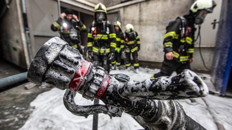 Požár lakovny ve Smiřicích likvidovalo sedm jednotek hasičů